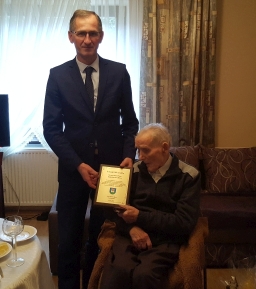 Pan Bronisław Śliwa z Rytra skończył 105 lat - z wizytą u Jubilata byli przedstawiciele Urzędu Gminy w Rytrze