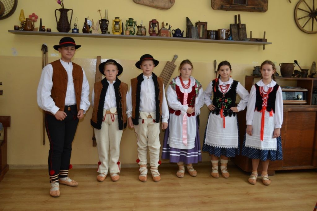 Nowe stroje dla Regionalnego Zespołu Rytrzoki ze szkoły podstawowej w Rytrze