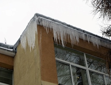 Uwaga na sople i śnieg na dachach